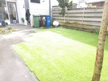 Kunstgras rondom de woning in Alphen aan de Rijn