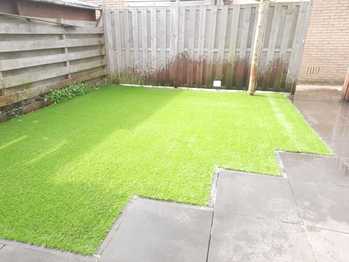 Kunstgras rondom de woning in Alphen aan de Rijn