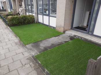 Kunstgras rondom de woning in Alphen aan de Rijn